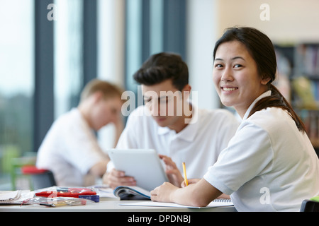 I ragazzi che lavorano in aula scolastica Foto Stock