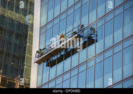 Lavoratori edili terminando la costruzione dell'edificio Walkie-Talkie a Londra, Inghilterra. Foto Stock