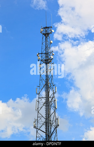 Trasmettitore della torre contro un cielo blu chiaro. Foto Stock