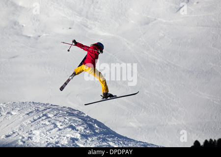 Donna ski jumping in Kuhtai ,Tirolo, Austria Foto Stock