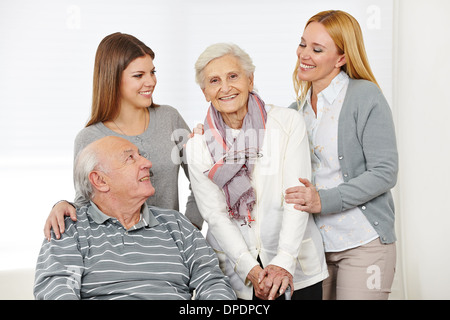 Assistenza a domicilio per senior citizen giovane con il caregiver a casa Foto Stock