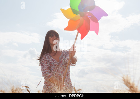 Metà donna adulta il mulino a vento di contenimento Foto Stock