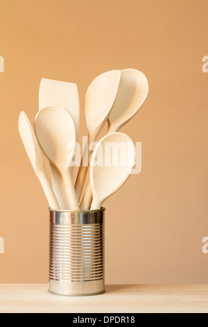 Utensili da cucina in can con la parete dietro Foto Stock