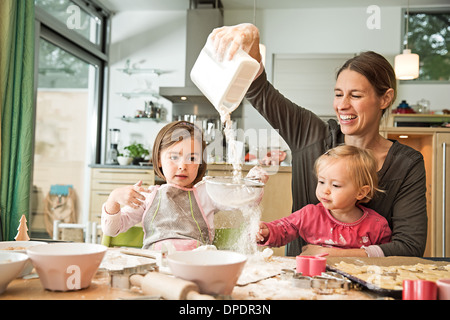 Madre e bambini la cottura in cucina Foto Stock