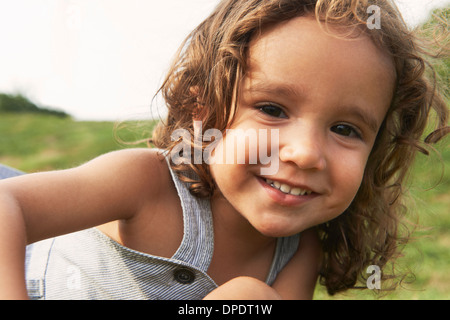 Ritratto di giovane ragazzo con capelli castani, sorridente Foto Stock