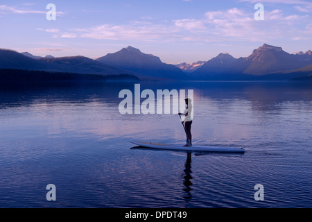 Donna su canoe, Lago McDonald, il Parco Nazionale di Glacier, Montana, USA Foto Stock