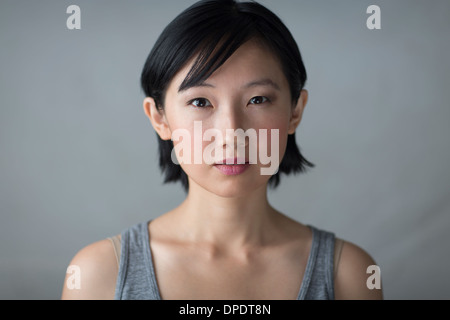 Ritratto in studio di grave giovane donna Foto Stock