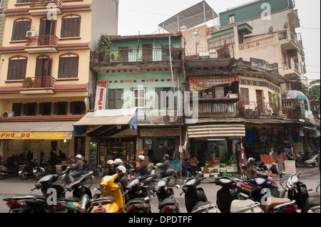 Scena di strada il vecchio quartiere di Hanoi Vietnam Foto Stock