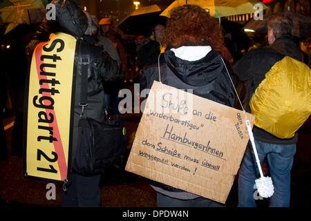 Stuttgart, Germania. Xiii gen, 2014. Gli avversari di Stuttgart 21 protestare contro il controverso progetto ferroviario Stuttgart 21 con il banner su un lunedì dmeonstration davanti alla stazione centrale di Stoccarda, Germania, 13 gennaio 2014. Foto: SEBASTIAN KAHNERT/dpa/Alamy Live News Foto Stock