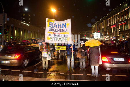 Stuttgart, Germania. Xiii gen, 2014. Gli avversari di Stuttgart 21 protestare contro il controverso progetto ferroviario Stuttgart 21 con il banner su un lunedì dmeonstration davanti alla stazione centrale di Stoccarda, Germania, 13 gennaio 2014. Foto: SEBASTIAN KAHNERT/dpa/Alamy Live News Foto Stock