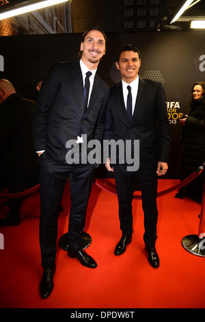 Zurigo, Svizzera. Xiii gen, 2014. Calcio svedese player Zlatan Ibrahimovic e il brasiliano Thiago Silva, entrambi di Parigi St. Germain, arrivare alla FIFA ballon d'o un gala 2013 tenutasi a Zurigo Kongresshaus di Zurigo, Svizzera, 13 gennaio 2014. Foto: PATRICK SEEGER/dpa/Alamy Live News Foto Stock