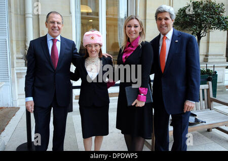 Dipartimento di Stato USA portavoce Jennifer Psaki, sport una rosa shapka, o cappello di pelliccia con paraorecchi, donata da controparte russa Maria Zakharova come essi posano per una foto TRA STATI UNITI Il segretario di Stato John Kerry e il ministro degli Esteri russo Sergey Lavrov sul cortile del retro dell'U.S. Ambassador's Residence 13 Gennaio 2014 a Parigi, Francia. Foto Stock