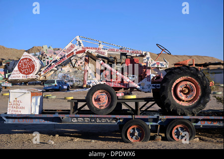 La salvezza di montagna, un folk fatti a mano Arte Scultura vicino alla città di Niland, California. Costruito e dipinto da Leonard Knight Foto Stock