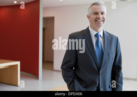 Imprenditore in area di attesa di office Foto Stock