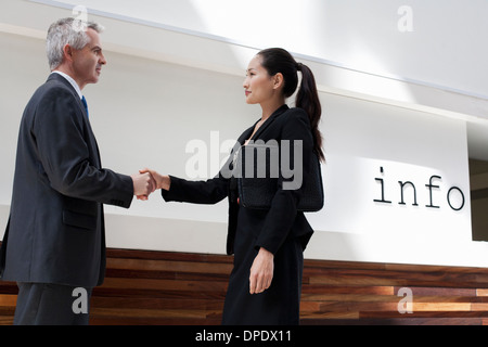 Gli imprenditori si stringono la mano Foto Stock