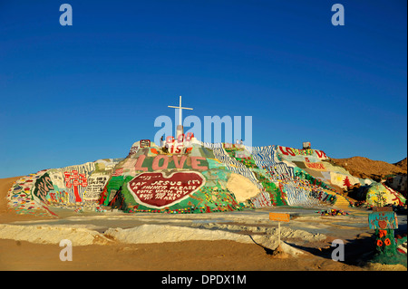 La salvezza di montagna, un folk fatti a mano Arte Scultura vicino alla città di Niland, California. Costruito e dipinto da Leonard Knight Foto Stock