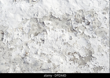 Bianco parete in calcestruzzo con peeling vernice. Foto Stock