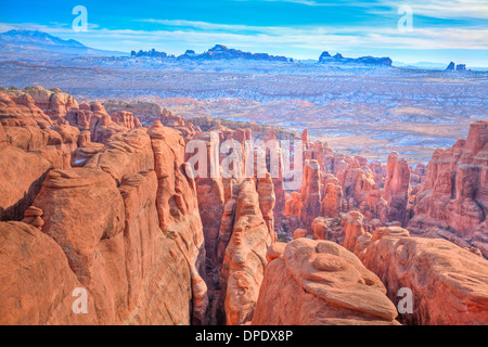 Fornace ardente visto da sopra Arches National Park nello Utah famosa area del labirinto di canyon e le alette di roccia nella sezione Finestra al di là Foto Stock
