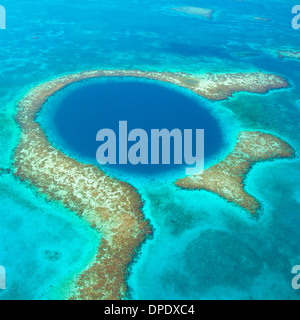 Il Blue Hole Buco Blu monumento nazionale, il Belize Mar dei Caraibi Meso-American Reef Lighthouse Reef Atoll 400 piedi il foro nel reef Foto Stock