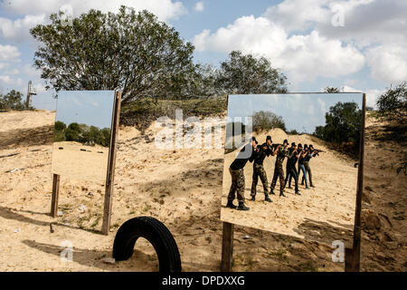 La striscia di Gaza, Territori palestinesi. Xi gen, 2014. Gli studenti palestinesi prendere parte a una sessione di formazione organizzati da Hamas la sicurezza nazionale nel sud della striscia di Gaza città di Rafah il 11 gennaio, 2014. Foto di Abed Rahim Khatib / NurPhoto Credito: Abed Rahim Khatib/NurPhoto/ZUMAPRESS.com/Alamy Live News Foto Stock