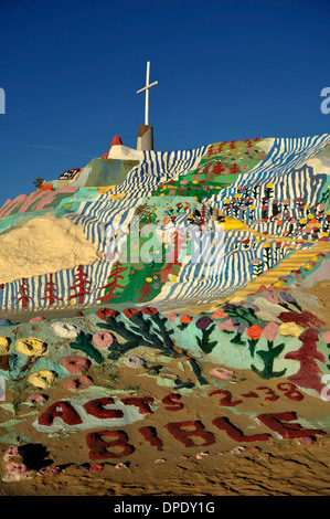 La salvezza di montagna, un folk fatti a mano Arte Scultura vicino alla città di Niland, California. Costruito e dipinto da Leonard Knight Foto Stock