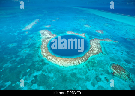 Il Blue Hole Buco Blu monumento nazionale, il Belize Mar dei Caraibi Meso-American Reef Lighthouse Reef Atoll 400 piedi il foro nel reef Foto Stock