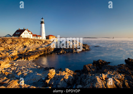 Un inverno di alba a Portland Head Lighthouse, Portland Maine STATI UNITI D'AMERICA Foto Stock