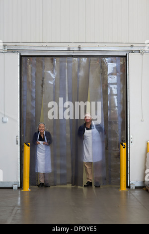 Lavoratori in fabbrica dal magazzino di distribuzione vano di carico Foto Stock