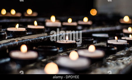 Le candele accese da churchgoers Foto Stock