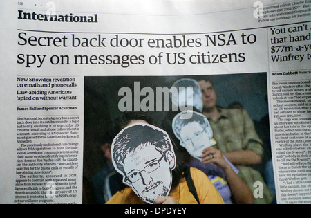 Edward Snowden articolo nel quotidiano Guardian "secret porta posteriore consente di NSA per spiare i messaggi di noi cittadini" Londra UK Aug 2013 Foto Stock