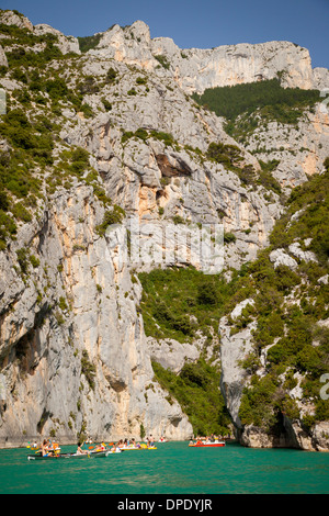 Gite in barca nelle Gorges du Verdon, Alpes de Haute Provence, Francia Foto Stock