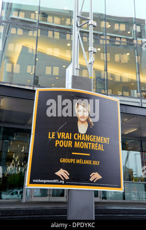 Manifesto elettorale per Mélanie Joly, il più giovane candidato alla 2013 mayorship campagna in Montreal, provincia del Québec in Canada Foto Stock