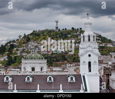 Cattedrale di Quito guardando verso Panecilllo Hill, Quito Ecuador Foto Stock