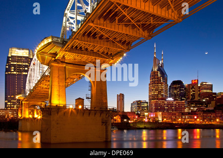 Di recente il cui nome è John Seigenthaler ponte pedonale (ex Shelby St Bridge - b 1907), con skyline di al di là di Nashville, Tennessee, Stati Uniti d'America Foto Stock