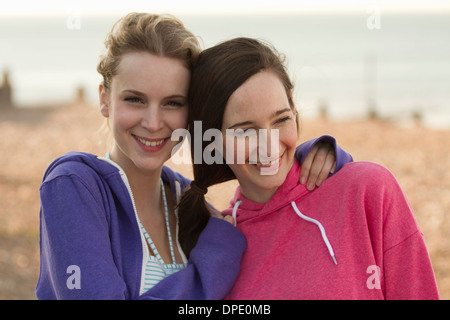 Due giovani amici di sesso femminile sulla spiaggia a Whitstable, Kent, Regno Unito Foto Stock