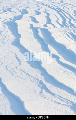 Modelli di neve sagomata dal vento Foto Stock