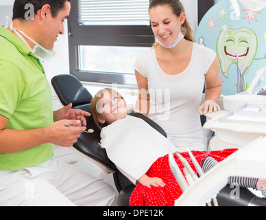 La ragazza di dentisti sedia con dentista e infermiere Foto Stock