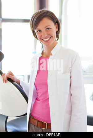 Ritratto di donna sorridente dentista Foto Stock