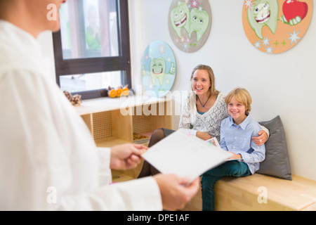 Madre e figlio di dentisti in sala d'attesa Foto Stock