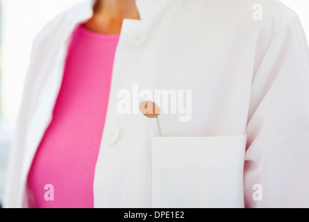 Close up di specchio dentale dentisti in tasca Foto Stock