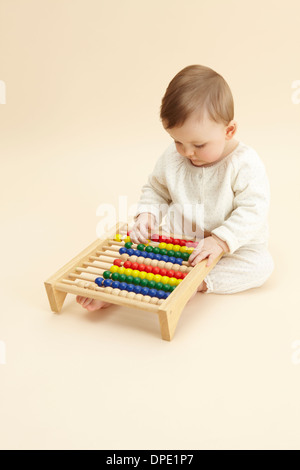 Ritratto in studio di bambina gioca con abacus Foto Stock