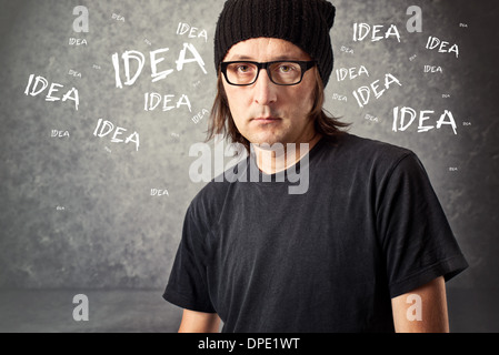 Ritratto di uomo informale con il cappuccio nero con un sacco di idee creative. Foto Stock