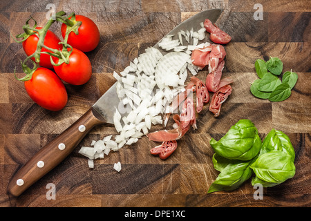 Ancora in vita di cipolla tritata e prosciutto con pomodori e le erbe aromatiche Foto Stock