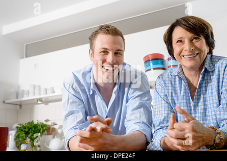 Ritratto di giovane nonna con il nipote in cucina Foto Stock