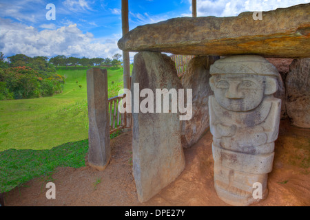 Statua sotto dolmen la montagna degli idoli Parco Archeologico Colombia antico dolmen 3000 anni dalla cultura sconosciuto Foto Stock