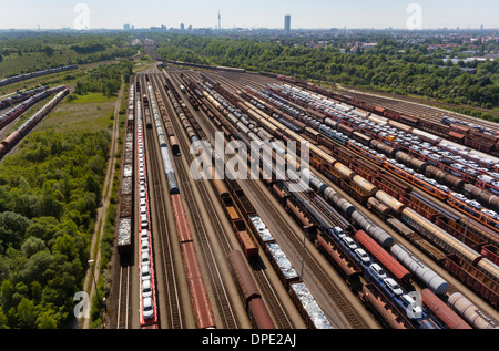 Vista delle linee ferroviarie e di trasporto merci, Monaco di Baviera, Germania Foto Stock