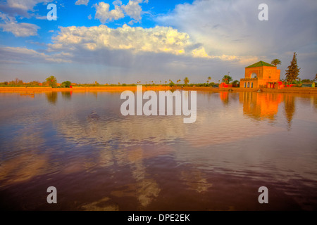 Menara Pavillion gardens & lago, Marocco, vicino a Montagne Atlas, costruita nel XII secolo Foto Stock