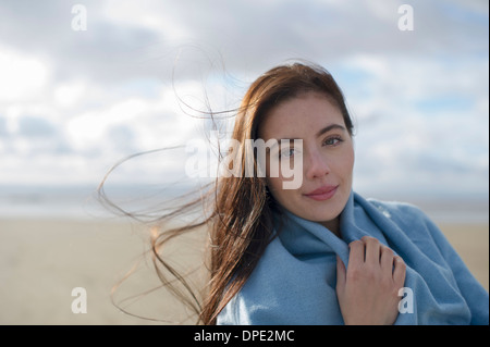 Giovane donna avvolta in una coperta Foto Stock