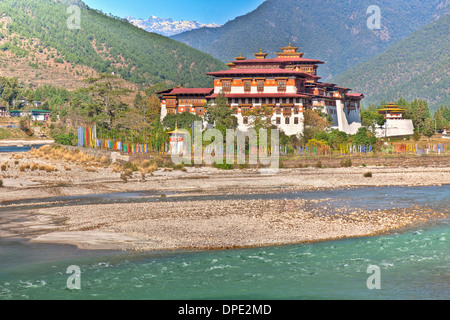 Punakha Dzong Monastero Bhutan montagna himalayana costruita originariamente nel 1300s sito sacro per il popolo del Bhutan su Phochu & Mochu Foto Stock