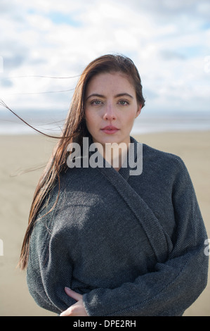 Giovane donna indossando giacca grigia Foto Stock